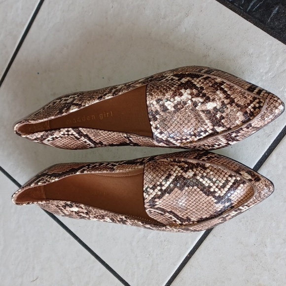 Steve Madden Madden Girl Feather Tan Snake Pointed-Toe Flats, 7.5 - Picture 1 of 6